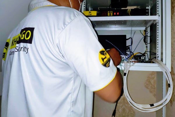 Kỹ sư Khôi Ngô Security đang đấu nối tủ rack, UPS, nguồn, camera & đầu ghi